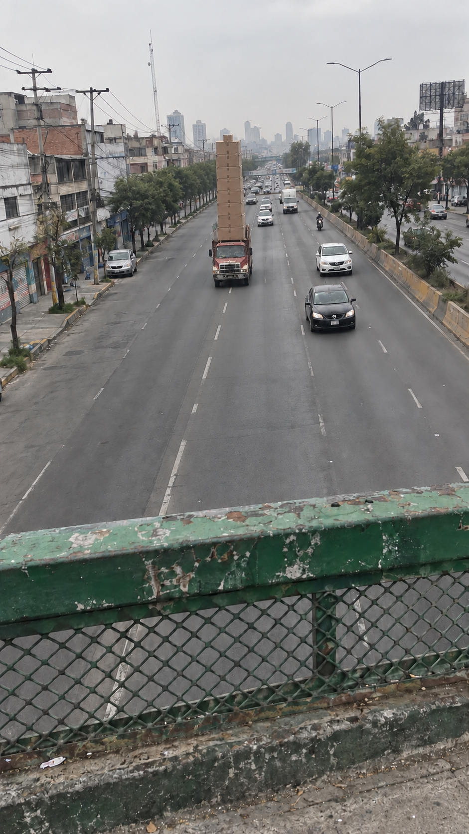 Camión completo y carga intacta antes de llegar al puente