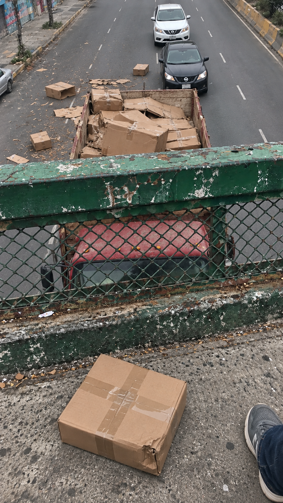 Camión detenido debajo del puente y caja cerrada en el piso