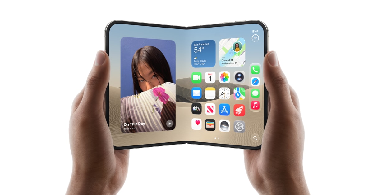 Imagen oficial de Apple: dos manos sostienen el iPhone Duo abierto, con sus aplicaciones visibles en la pantalla plegable.